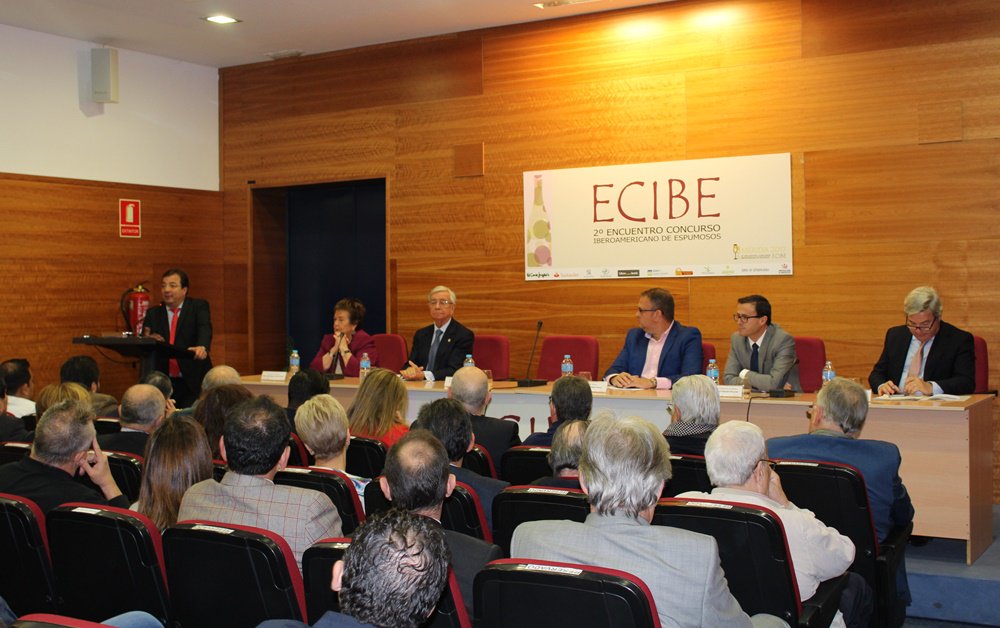 ayto_merida's tweet photo. El II Encuentro Iberoamericano de Espumosos ensalza la calidad de los espumosos extremeños #ecibe >> https://t.co/mWc7Ia3Ijz https://t.co/x7517Wp6WC