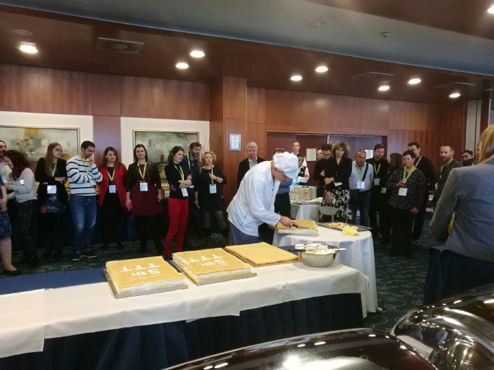 JureDernovsek's tweet photo. Cake boss live at #tttconf https://t.co/Gc499vRsWI