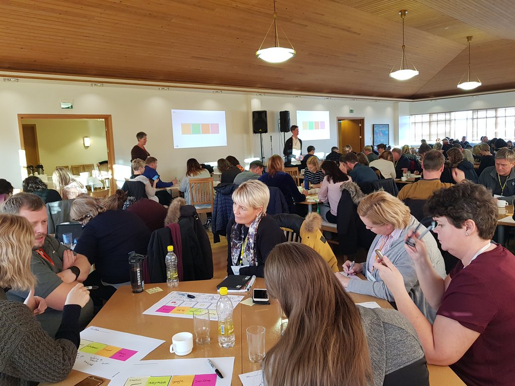 Siggai's tweet photo. Alltaf svo spennandi að prufa eitthvað nýtt #utis17 #menntaspjall https://t.co/HTPV71rfSm