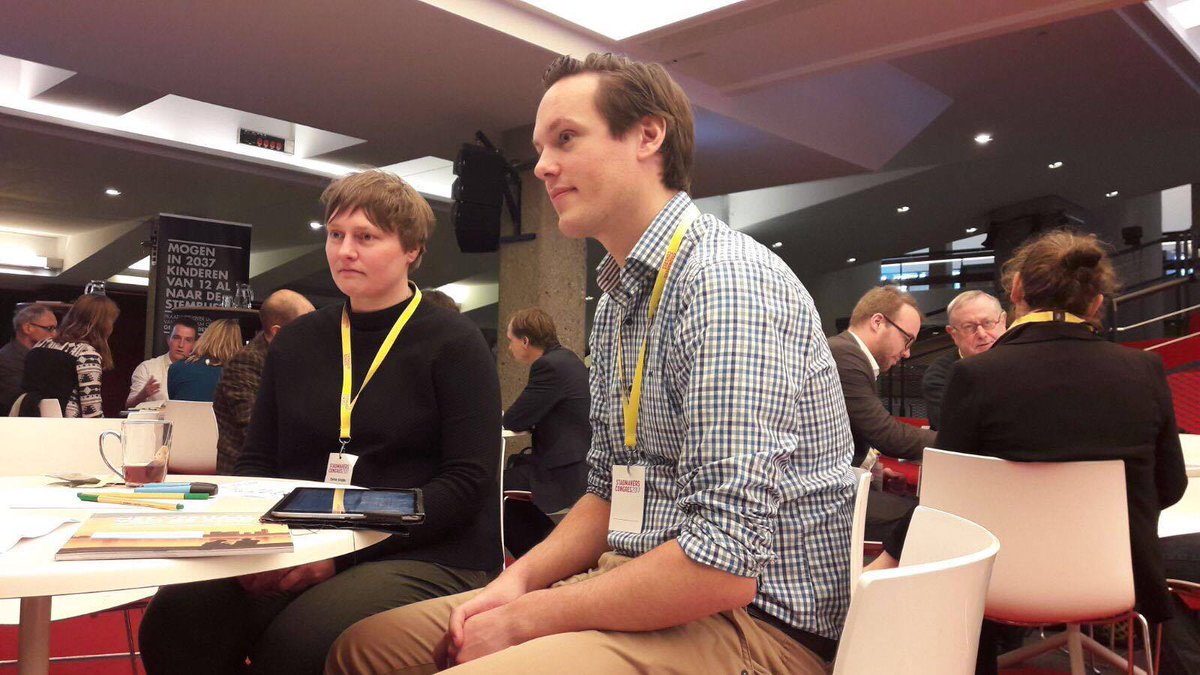 gesprekmdstad's tweet photo. Het #Stadmakerscongres is in volle gang! Rotterdammers komen samen om na te denken over stedelijke uitdagingen. Met nu de workshop #VerhaalvandeStad. Hoe ziet het energie- en afvalbeleid van #Rotterdam eruit in 2037? #SMC17 https://t.co/Yo8fXp8eQK