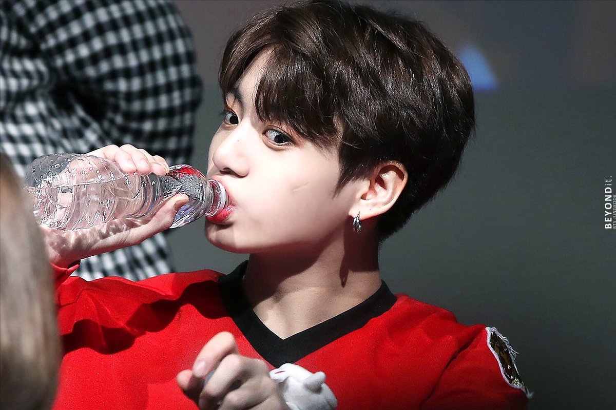 みるく やっぱりグクの飲み方気になる 可愛いんだけど 握りつぶされてるペットボトルが可愛そうな気もする ㅋㅋ ちゃんと元に戻るのかな あと絶対に右側向くよねㅋㅋ ジョングク