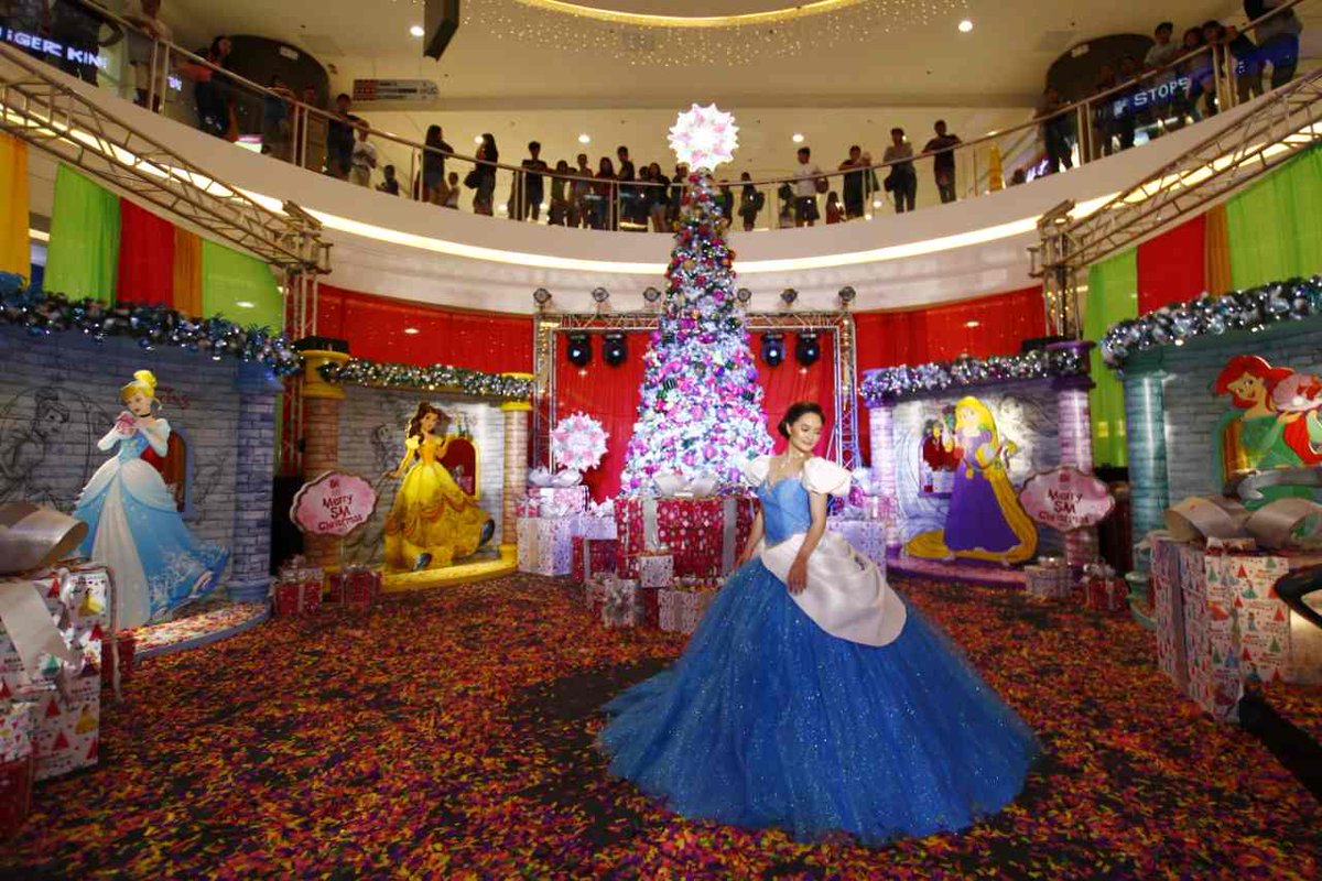 smsupermalls's tweet photo. LOOK: It was a royal afternoon with Cinderella, Belle, Rapunzel and Ariel at @SMCityBacoor! ❤ What a wonderful #SMagicalChristmas kick-off! 🎄 #MerrySMChristmas2017 #EverythingsHereAtSM https://t.co/x0mB6bibjG