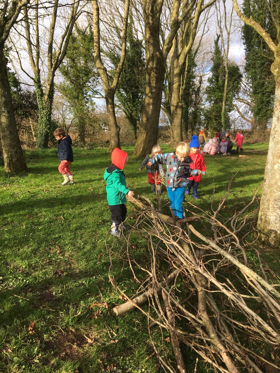 KnelstonPrimary's tweet photo. Look at us having fun in Forest School ! # KNSPfp Dal  ati https://t.co/r6a6yUGndP