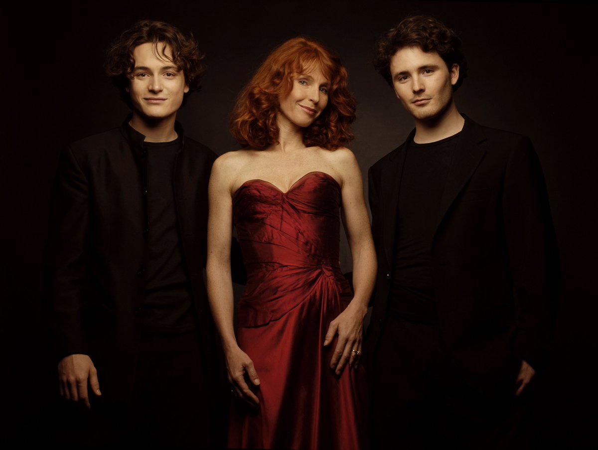 ConcertsdePoche's tweet photo. Retrouvez le Trio #Casadesus-#Enhco 🎵 le dimanche 26 novembre eu centre culturel d'@HaubourdinVille (59) ! 🎹 Ne manquez pas ce concert grandiose et familial, 🎺 réservez vos places : https://t.co/p8X947u04w https://t.co/0mEhNuRoKU