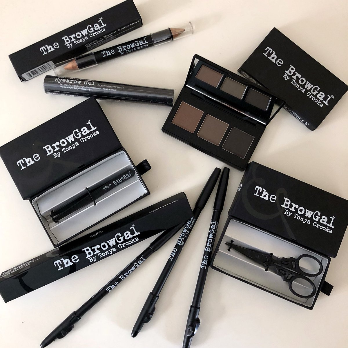 SARAHBMUA's tweet photo. Totally ❤️ these brow products by @TheBrowGalUK  - definitely a new addition to my pro kit 🎬💋🎬 https://t.co/DIjwK6oIhX