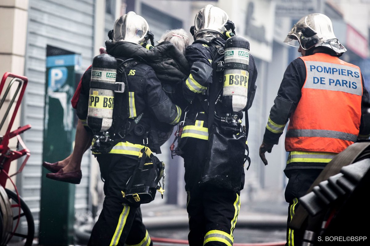 PompiersParis's tweet photo. #intervention Neuf personnes ont été légèrement blessées lors d'un feu, parti d’une boutique, qui a ravagé un immeuble dans Paris Ce matin https://t.co/MAEGQ7vB2e