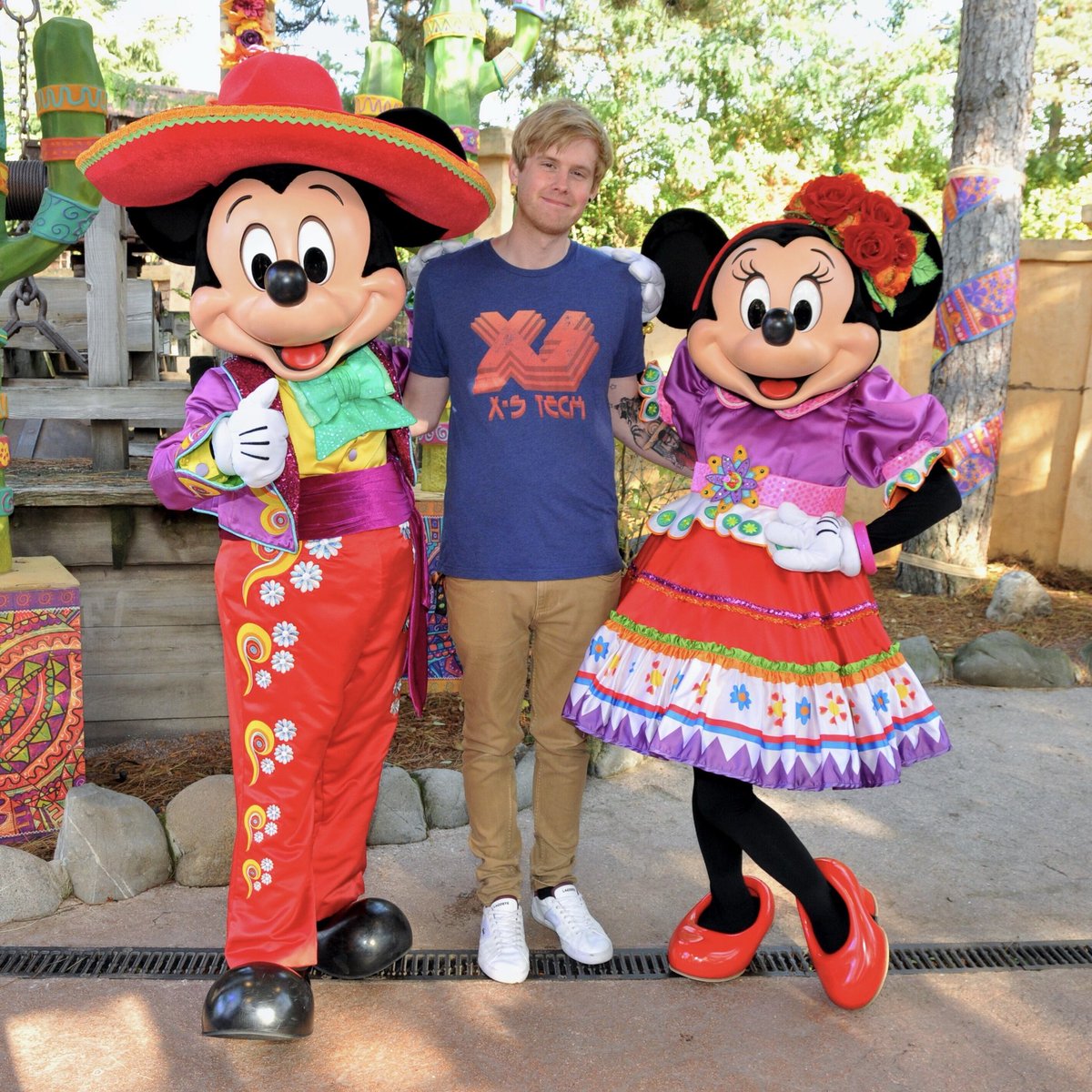 MattyEland's tweet photo. Meeting Mickey &amp; Minnie on Halloween! #DLPBoo2 #DisneylandParis https://t.co/O0ER7P2s3v