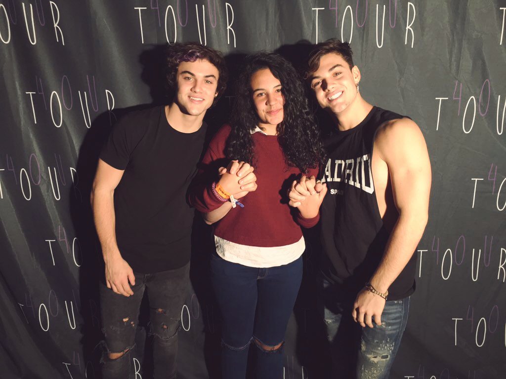 SPIDERD0LAN's tweet photo. A year ago 👨‍👨‍👧💜 
THANK YOU FOR EVERYTHING
@GraysonDolan @EthanDolan https://t.co/olvyeLMzBX