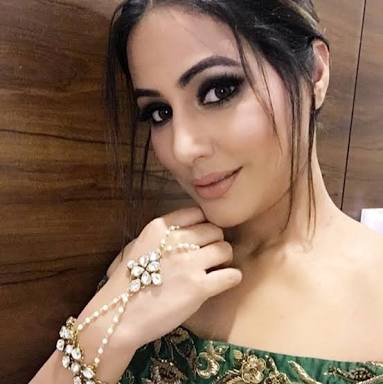 Subhash678905's tweet photo. She is of the strongest beauty and the darkest courage, and when she walks with intent the earth trembles beneath her feet WE STAND FOR HINA KHAN ❤
@eyehinakhan @JJROCKXX @Hinaholics #queenoftheshow @BiggBoss https://t.co/xJTmnAxUkt