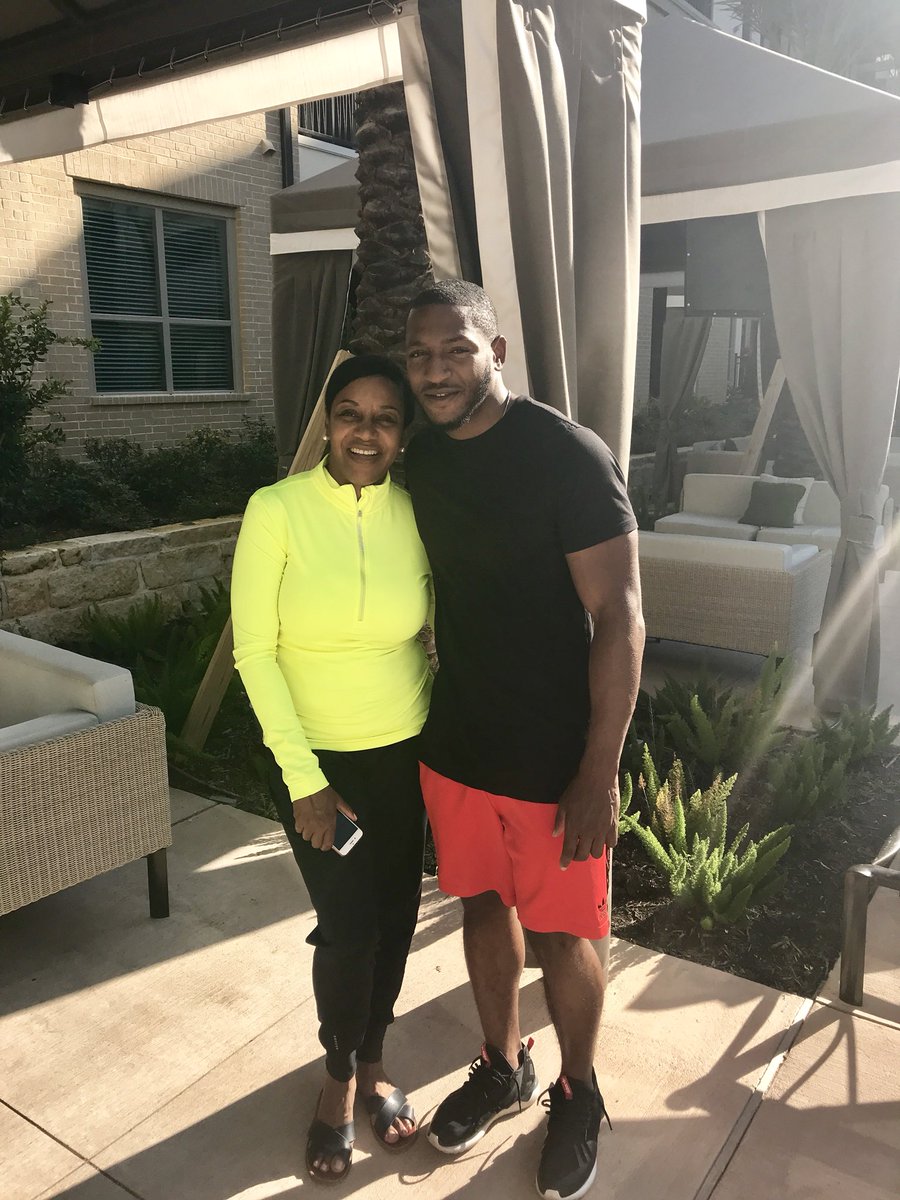 3DHouAthletics's tweet photo. Wouldn’t be me without you, thankful to God that you raised me ✊🏾🙌🏾 #MammaD👸🏾 https://t.co/Un6R6zgrWw