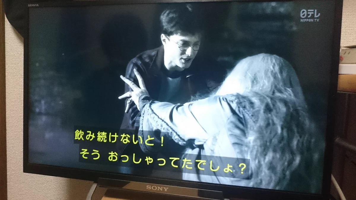 大学生の飲みサークルにありそうな光景。さあ飲み続けて下さい。
