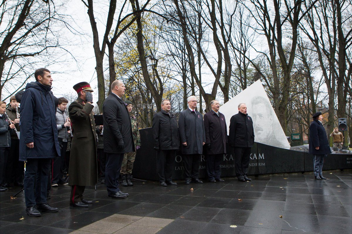 Latvijas_armija's tweet image. Skaties: Aizsardzības nozares vadība piedalās akcijas “Atceries savējos!” atklāšanā: flic.kr/s/aHsm5V9mzU #Atceriessavējos