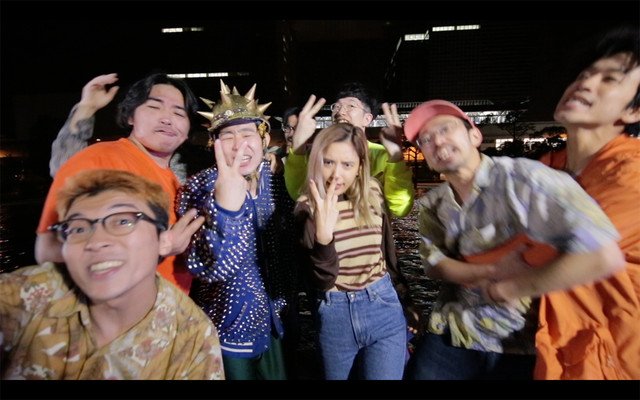 音楽ナタリー ナイトプールにどついたるねん カップル横目に暴れまくる 動画あり 写真13枚 T Co Abljrhbh14