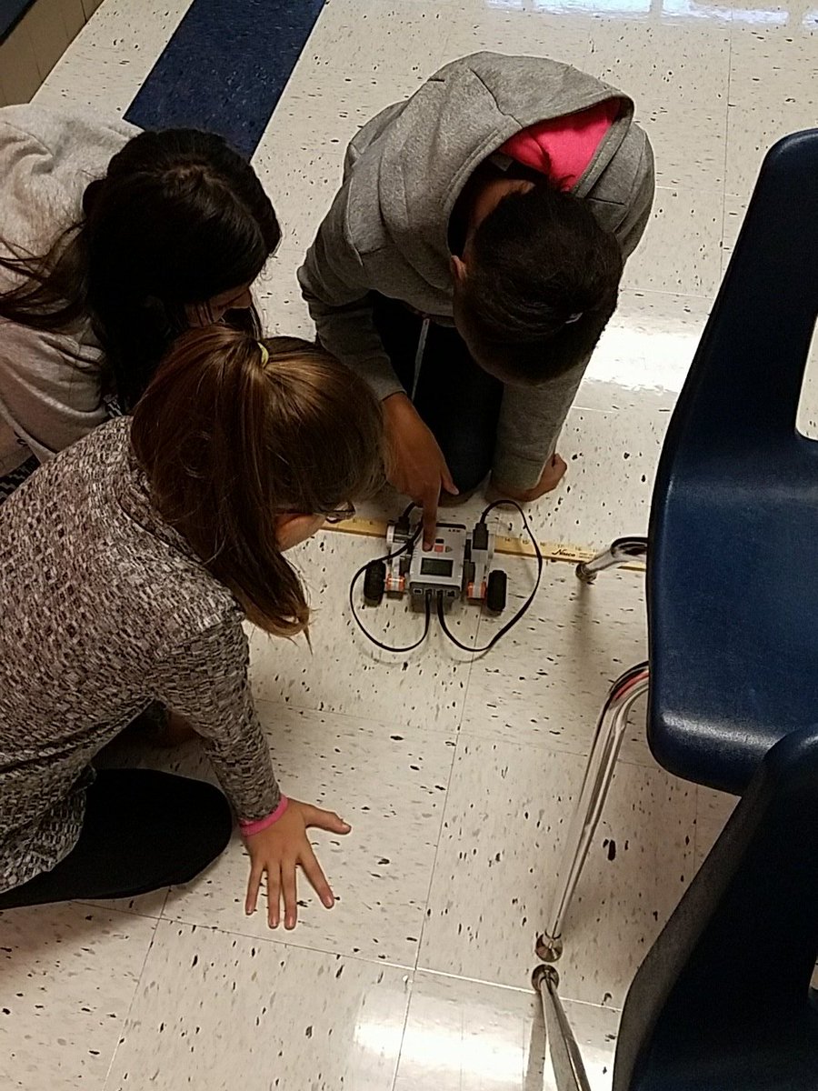 Caldwell5th's tweet photo. @CaldwellHeights On Fridays, we do Robotics. #rrisd1family #rrisdtech #legorobotics https://t.co/AD5QdK4zRl