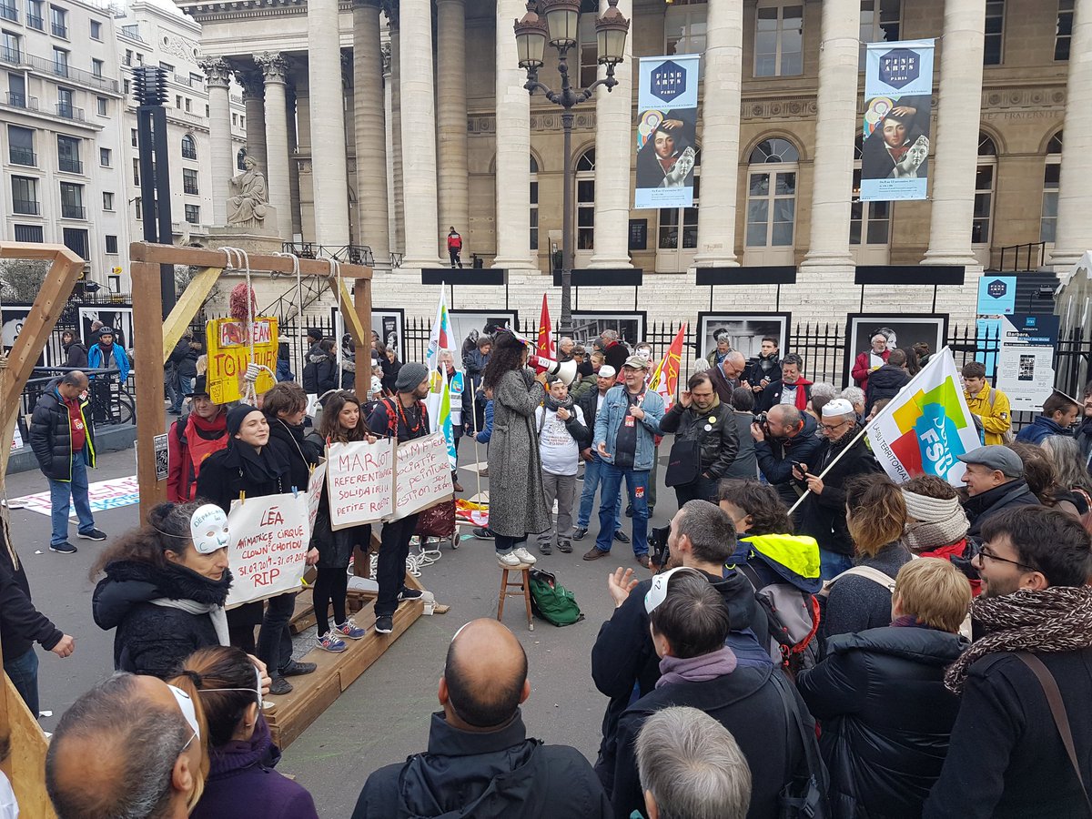 LorenzoRTFranc1's tweet photo. Manifestation pour la défense des contrats aidés #associations #EmploisAidés #journeenoire #AvecLesAssos https://t.co/cBWCNWElFr