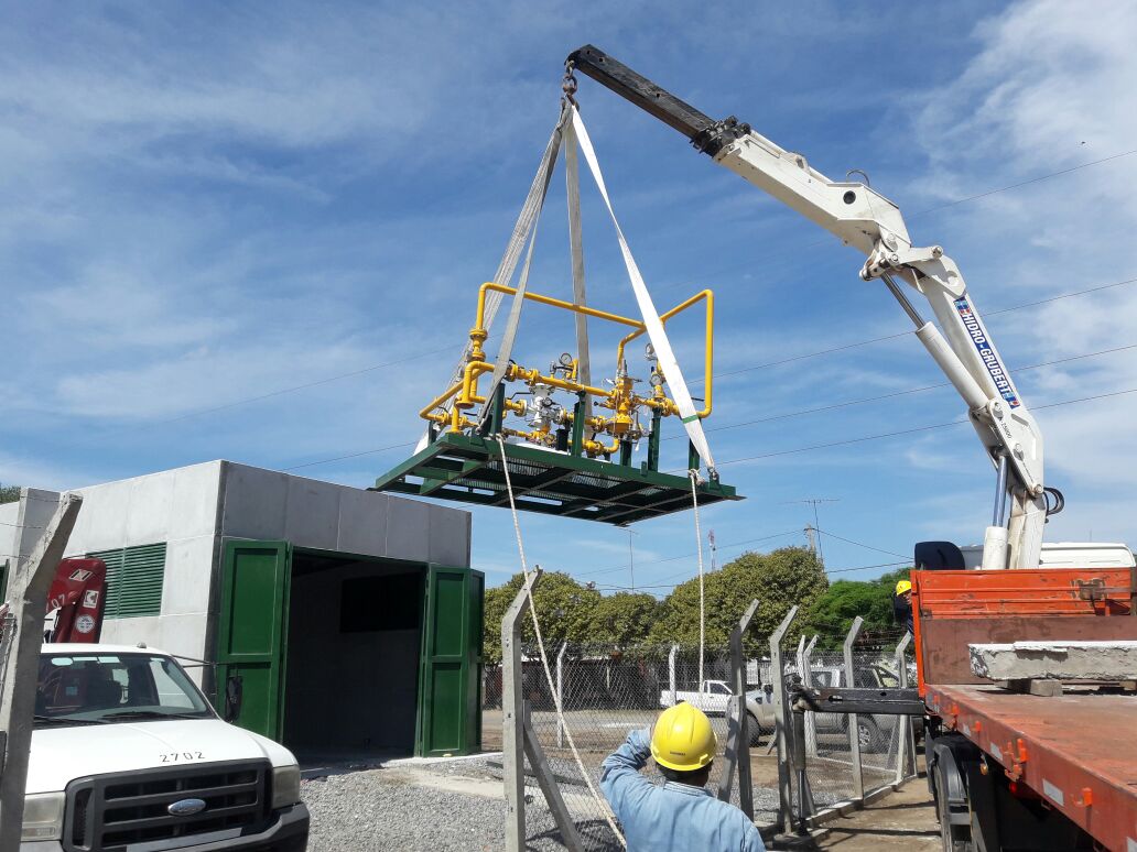 ObrasMinSP's tweet photo. En la localidad de #DiegoDeRojas instalamos las partes mecánicas de la Planta Reductora de Presión que ayudará a establecer las conexiones domiciliarias. Se beneficiará a más de 500 habitantes. https://t.co/T9UYnqFHTJ