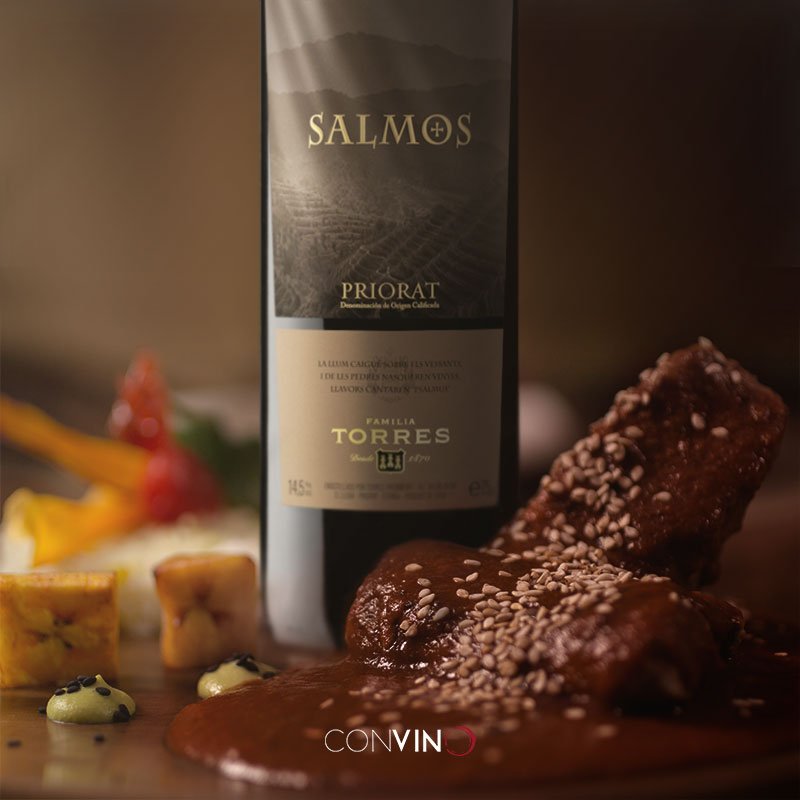 ConvinoMx's tweet photo. El mole de chichilo, por la mezcla de variados chiles, es ideal para maridarse con Salmos, un vino con acidez  y aromas a frutos negros. https://t.co/e5g7GUKb87