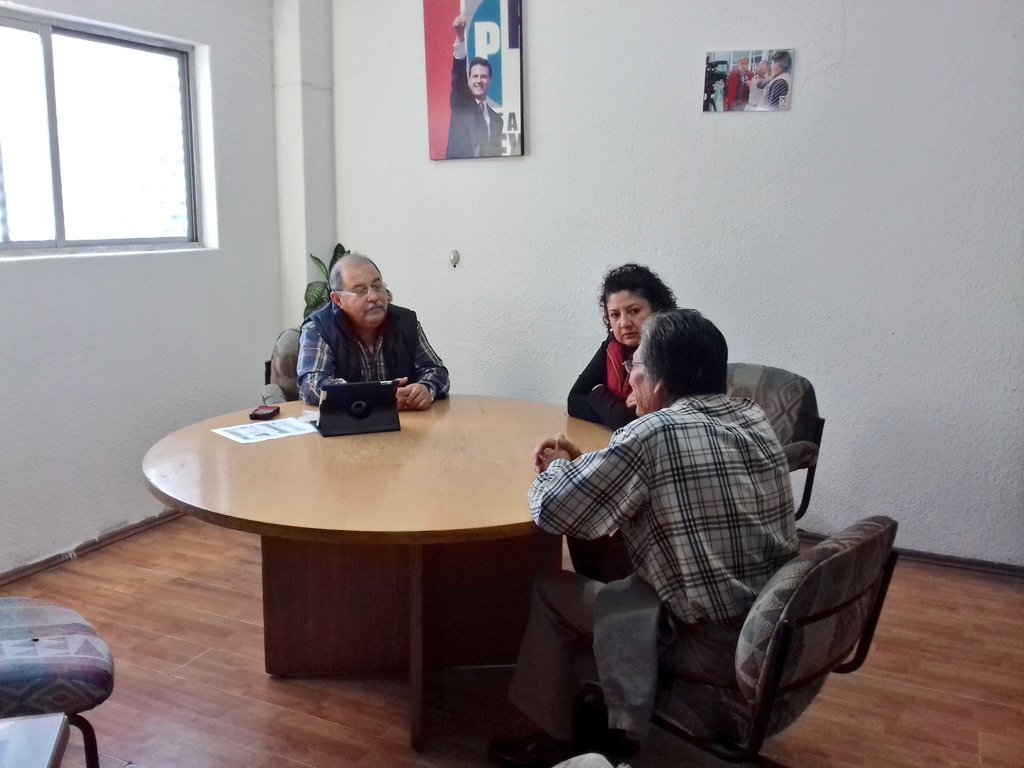 ComitePriTex's tweet photo. El C. Héctor Olvera Enciso presidente del @ComitePriTex, reunido con nuestra 9na.Regidora Ma. Del Pilar. Dando atención a las peticiones de los ciudadanos del #PRITexcoco. https://t.co/d61CZpsAIm