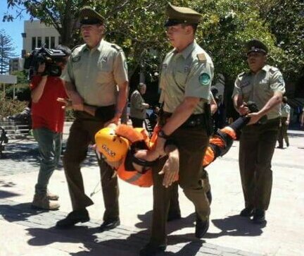 PiensaPrensa's tweet photo. CAE PELIGROSO "MIMO TUGA", junto a candidatos del FA. El conocido @MimoTuga fue detenido en inusal CICLETADA al interior del congreso (Jardines) en Valparaiso #OperacionCardumen ampliaremos. .. https://t.co/KvIE3mGEfU