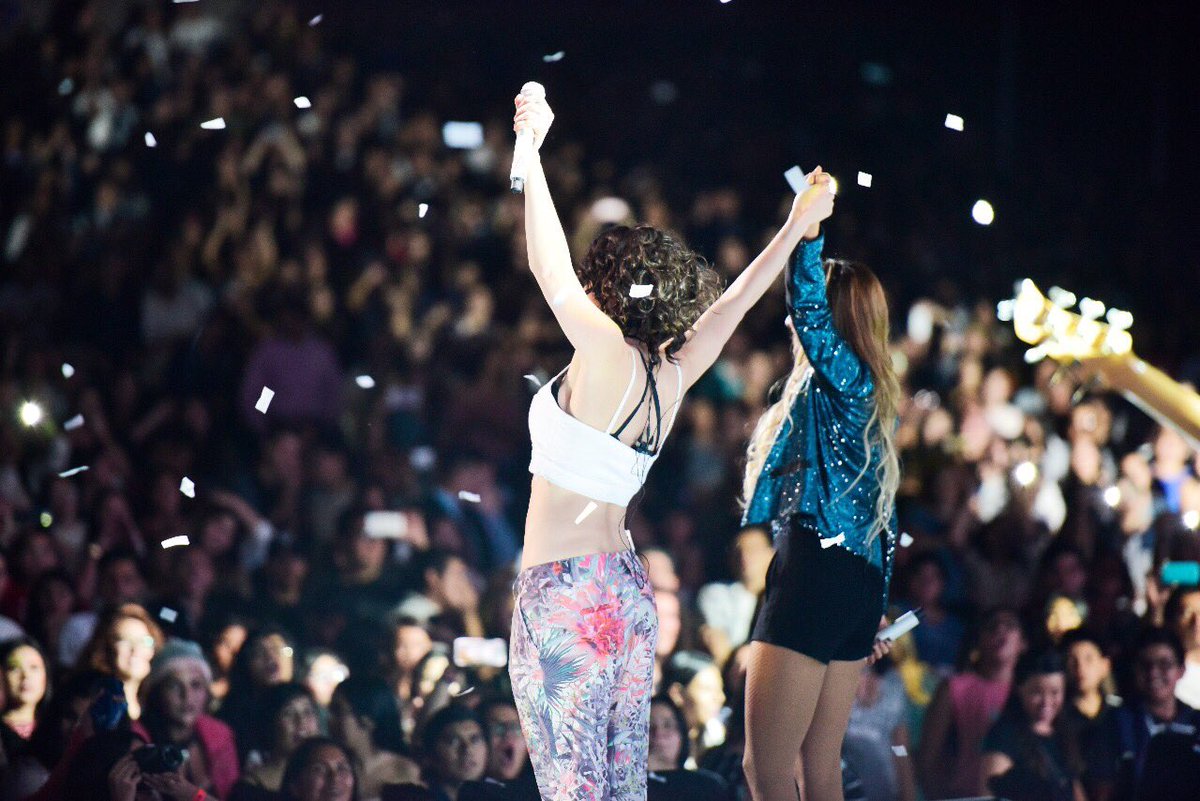haashoficial's tweet photo. Guadalajara, ayer nos hicieron la noche!!! Gracias por cantar #100años a todo pulmon ❤️❤️ Nos vemos hoy a las 6 en Centro Magno 📸💖👯‍♀️ https://t.co/ldjTZVdC5G