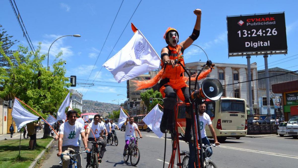 Chileokulto's tweet photo. Candidatos del Frente Amplio son detenidos, la bicicletada llamada #OperacionCardumen era transitar por afuera del Congreso Nacional. La manifestación era encabezada por el carismático @MimoTuga todos ellos fueron llevados detenidos a la comisaria por andar en Bicicleta !! https://t.co/0keUC5WyIh