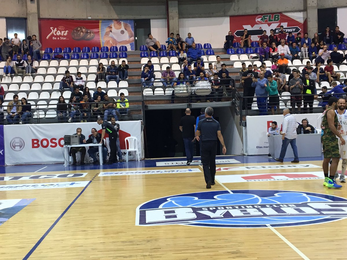 LBCISports's tweet photo. مدرب الهومنتمن جو مجاعص يغادر ارضية الملعب بعد الطرد #BybHom 🏀 https://t.co/EiJdKaC7ap