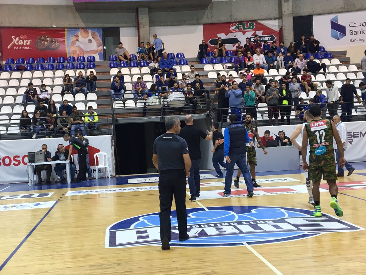 LBCISports's tweet photo. مدرب الهومنتمن جو مجاعص يغادر ارضية الملعب بعد الطرد #BybHom 🏀 https://t.co/EiJdKaC7ap