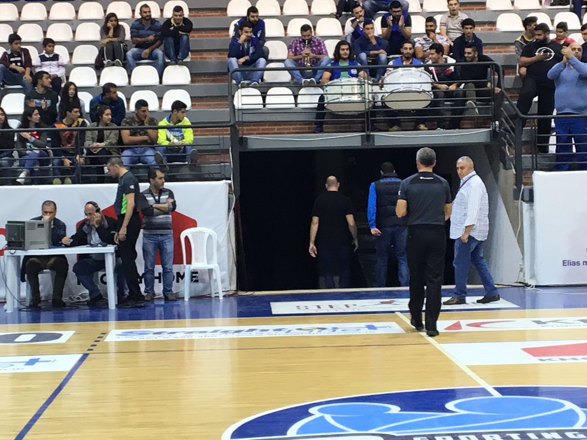 LBCISports's tweet photo. مدرب الهومنتمن جو مجاعص يغادر ارضية الملعب بعد الطرد #BybHom 🏀 https://t.co/EiJdKaC7ap