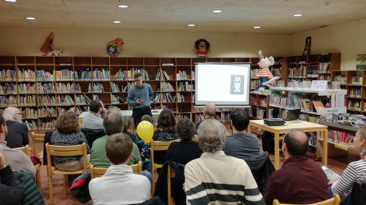 BibliotequesVNG's tweet photo. Comencem a gaudir amb el Manuel Moreno i el seu #StarWars de nyigui-nyogui! #CatCon17 #CienciaFiccio https://t.co/CA57hNILkq
