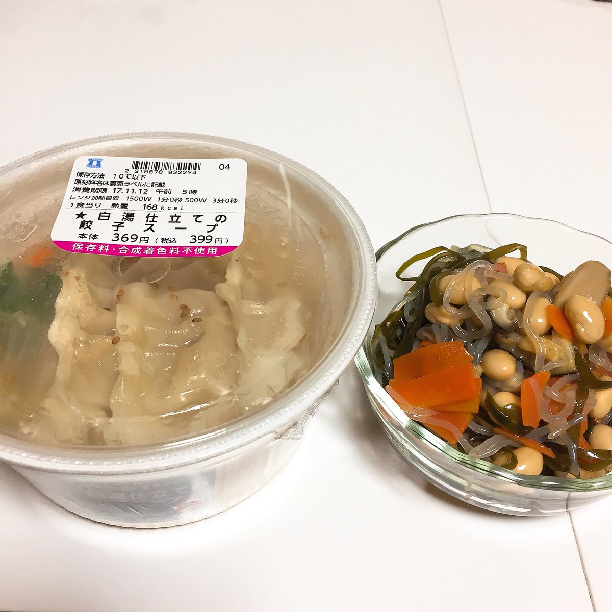 blaccchelly's tweet photo. 今日の夜ご飯
#夜ご飯 #煮物 #切り昆布 #にんじん #大豆 #白滝 #椎茸 #ローソン #白湯仕立ての餃子スープ #ゆるゆる糖質制限 https://t.co/Iye9os9e4P