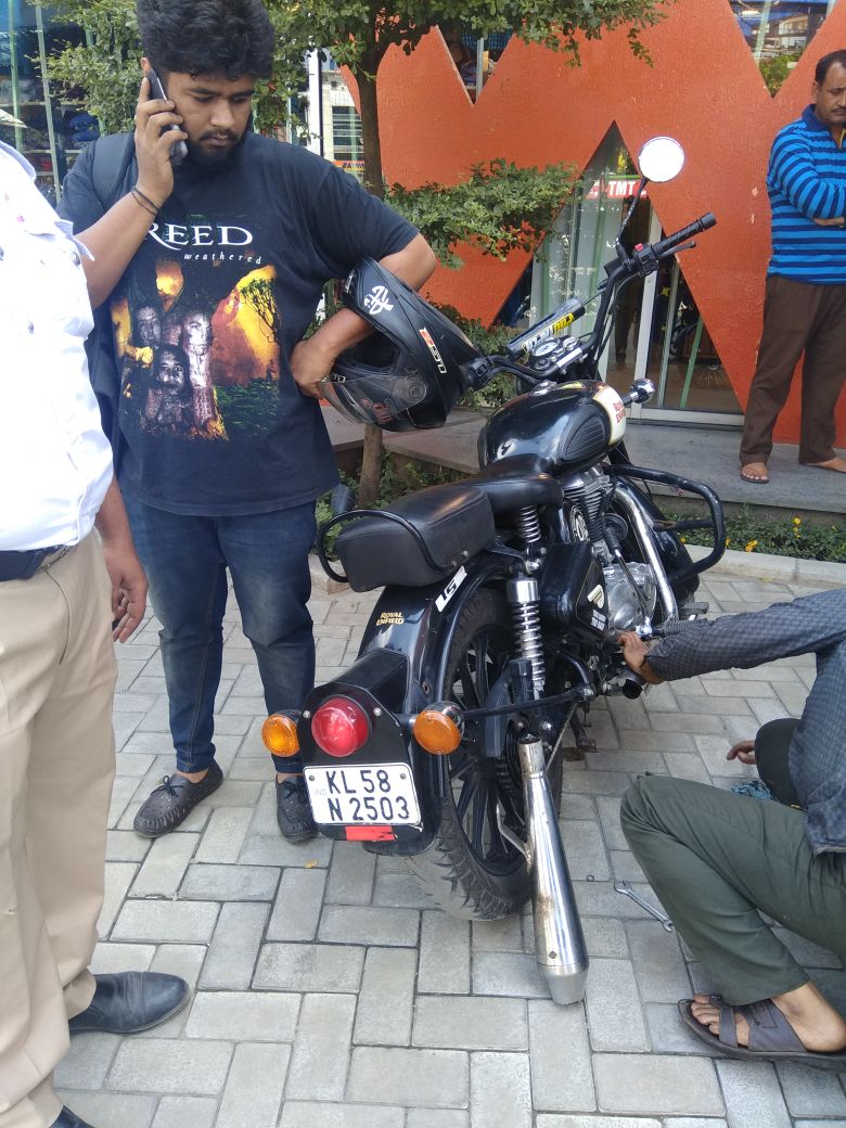 adugoditrfps's tweet image. Our drive continues against Defective Silencers, Number Plates and Shrill Horns, change it or we will do it for you along with a Fine. @blrcitytraffic @AddlCPTraffic @DCPTrEastBCP