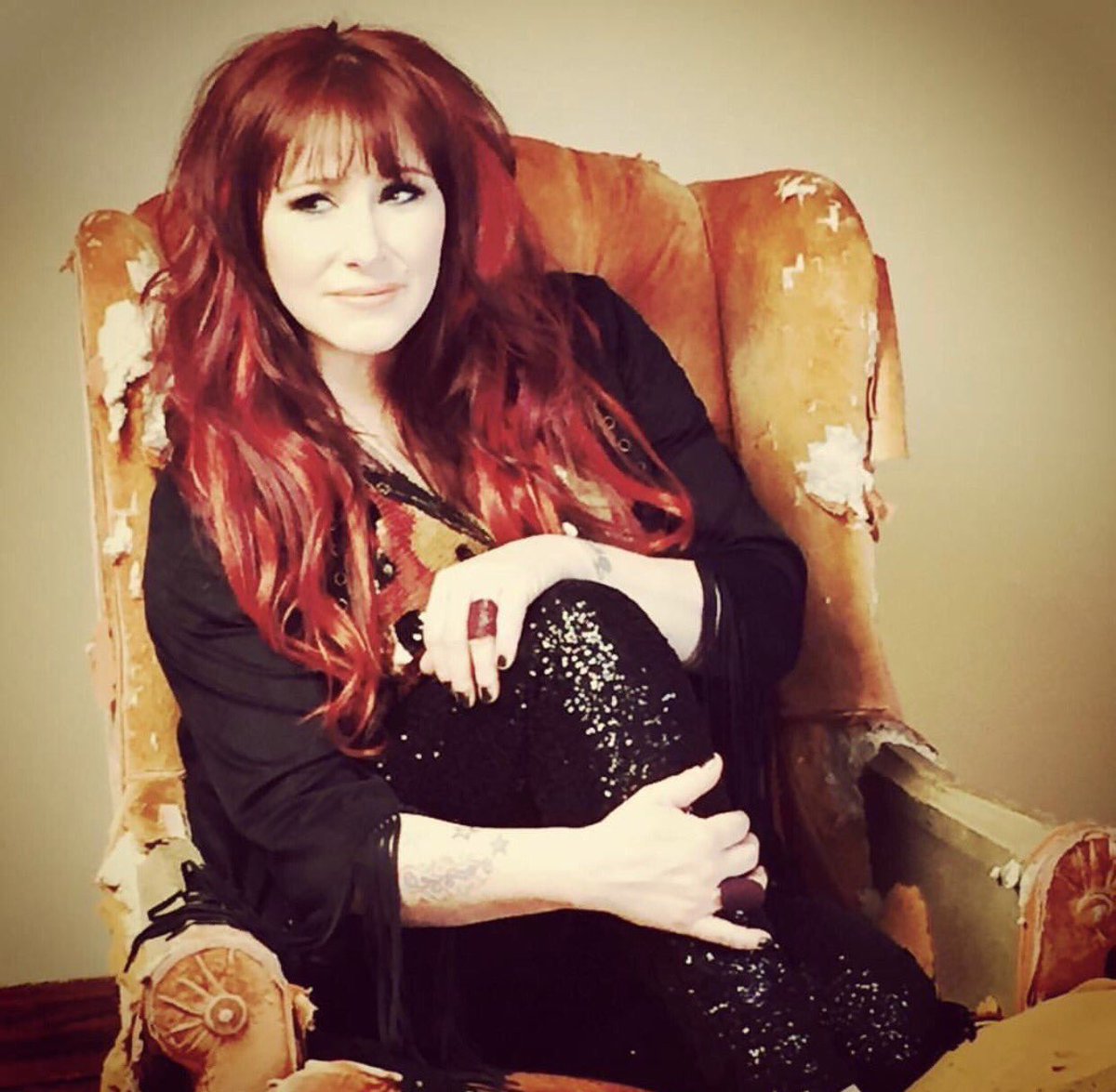 tiffanytunes's tweet photo. BIG NEWS! I'm playing @IridiumNYC tonight &amp; tomorrow! Anyone who purchases 4 or more tickets as of 11/9/17 can meet me &amp; the band, get drinks backstage, &amp; soundcheck! Come hang out with me! Message me a pic of your purchase order! Tickets avail at https://t.co/X4CXtrUau0 https://t.co/0bjv9fygO8
