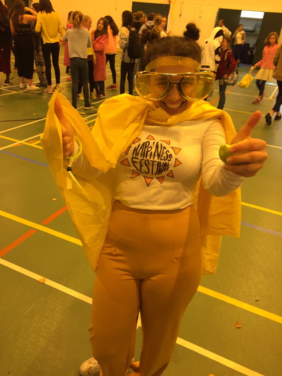 HeadGirls_WHS's tweet photo. Congrats @ScottWHS_ for your win on House Song at House Music💛😊👍👑🌼🌞🔥☀️🍯🏵#HF2017 https://t.co/GWBI8LjY13