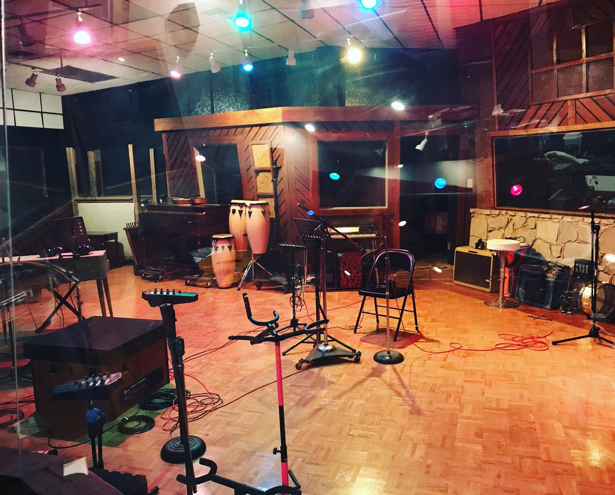 YeshivaLex's tweet photo. My office for the day 💖 #musiclife #nmbr11style #nmbr11music #nmbr11 #studio #studiotime #studiorat #muscleshoals #alabama #mixing #lovinglife https://t.co/CTpBBeyQGX