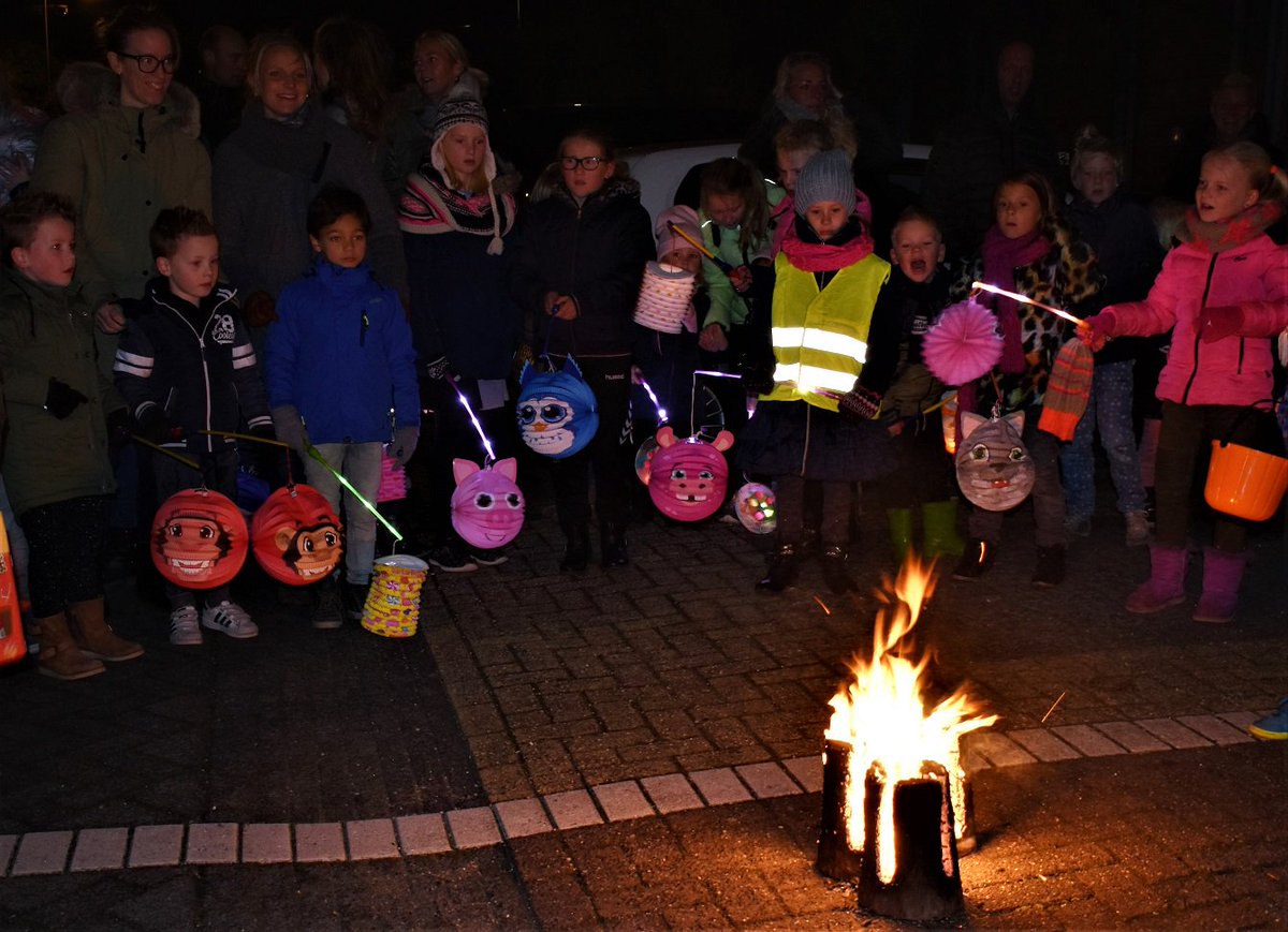 wilma_broch's tweet photo. #sintmaartenparade #sintmaarten #optocht #Honselersdijk #WSKO #tStartblok https://t.co/fay75JkZSE