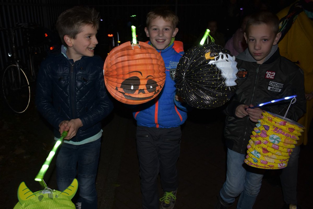 wilma_broch's tweet photo. #sintmaartenparade #sintmaarten #optocht #Honselersdijk #WSKO #tStartblok https://t.co/fay75JkZSE