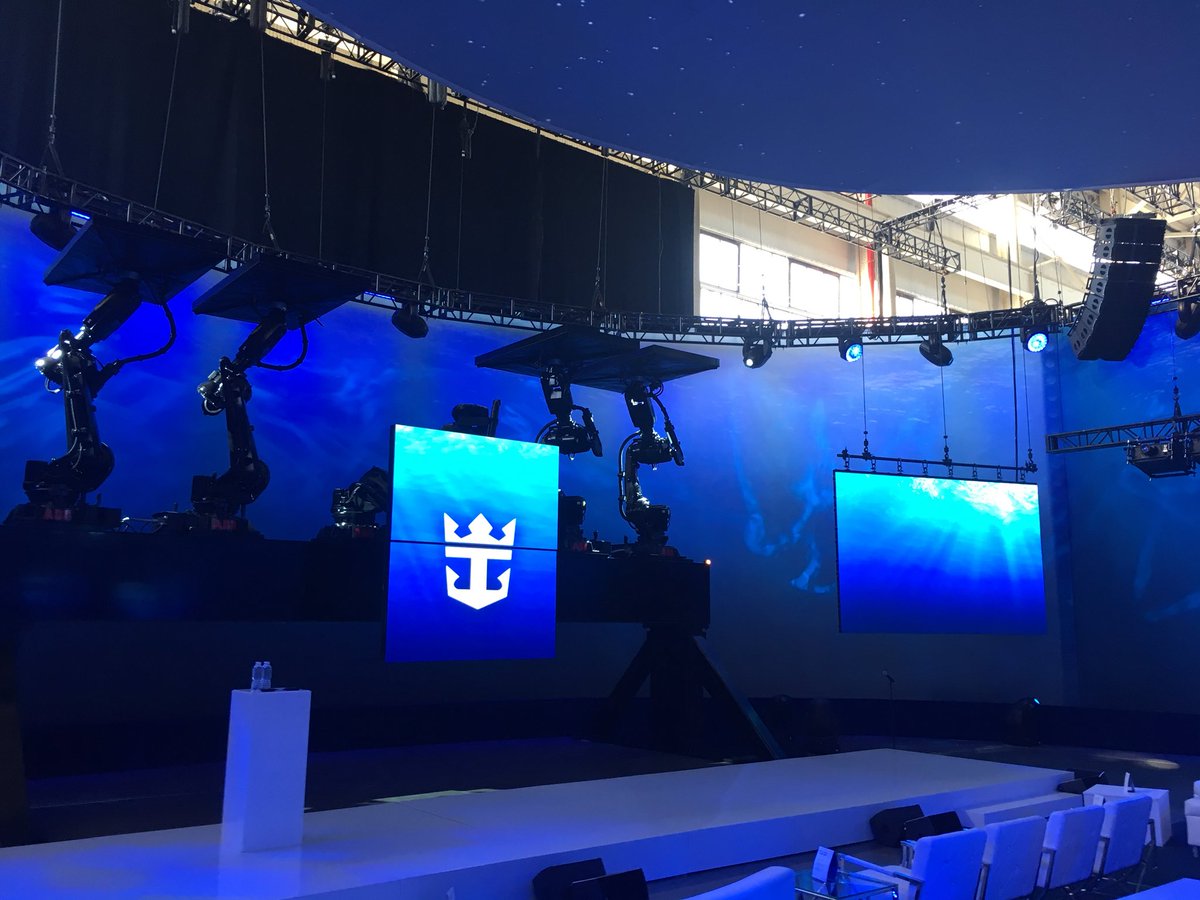 JamesVanFleet's tweet photo. #NewYork on a crisp #Friday! The #Miami team is loving it...even if our teeth are chattering! Well done @RoyalCaribbean #WeSeaBeyond https://t.co/Vv3vy8R4K4