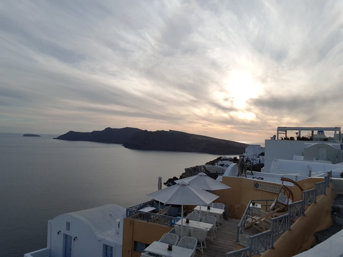 Yasminjade6's tweet photo. Oia winter sunset 😙😙😙 https://t.co/nMDLEYKLJB