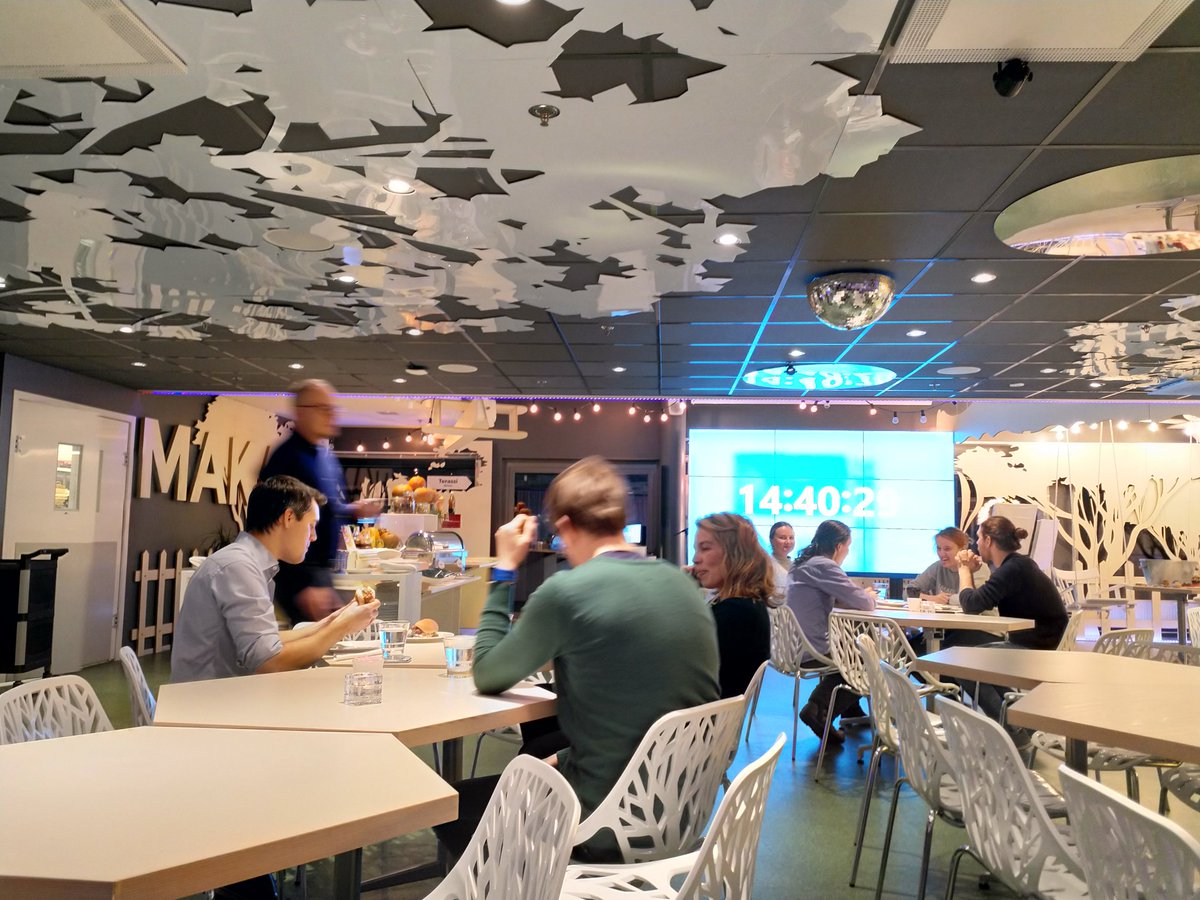 VesaAuvinen's tweet photo. #HSLstrackathon! Tiimiläisiä iltapalalla ennen työn jatkumista! 14 tuntia jäljellä! #strackathon #strategia #uudistuminen #dazzleoy @dazzleoy https://t.co/EZ9x6ahzrH