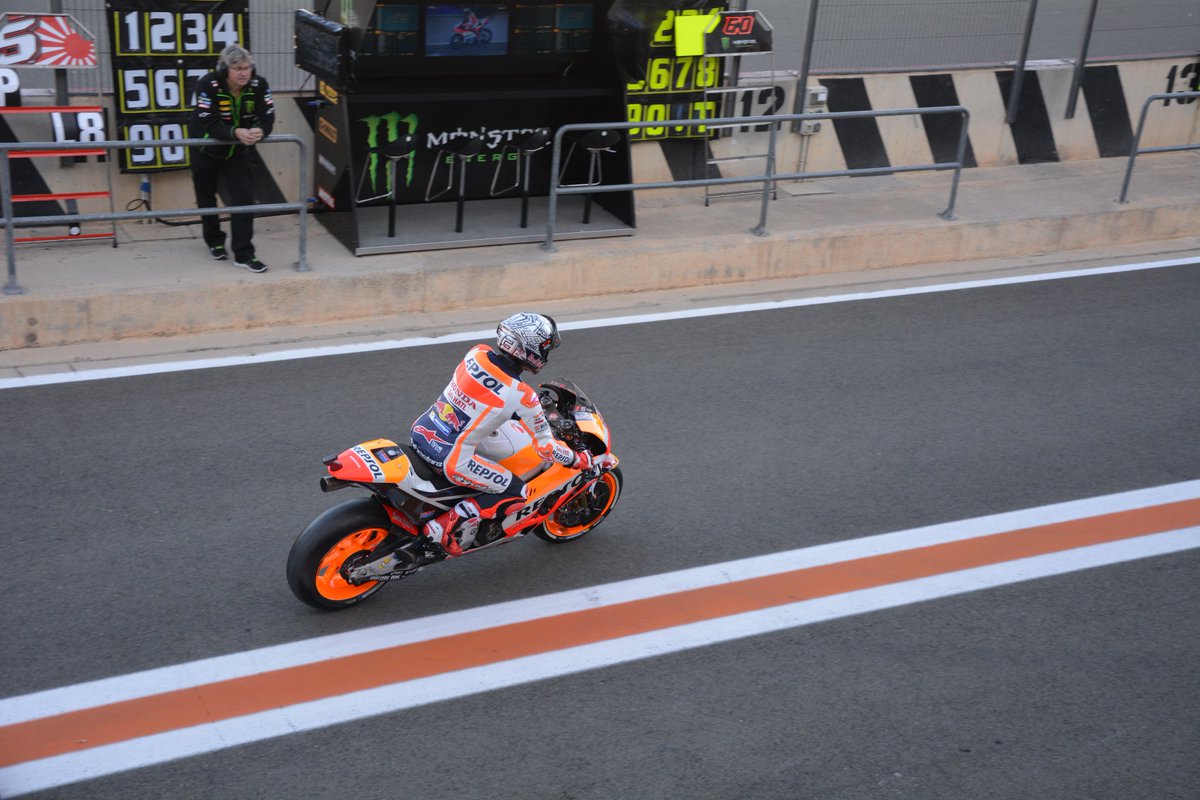 ioanacriss94's tweet photo. A little hard working hormiga and his sweet princess #IAM93 #MM93 #POWER93 Vamos que tu puedes Marc! ☘☘☘🍀❤❤❤ Good night M&Ms and remember:keep calm and love this one⬇ https://t.co/lATJqmBx5V