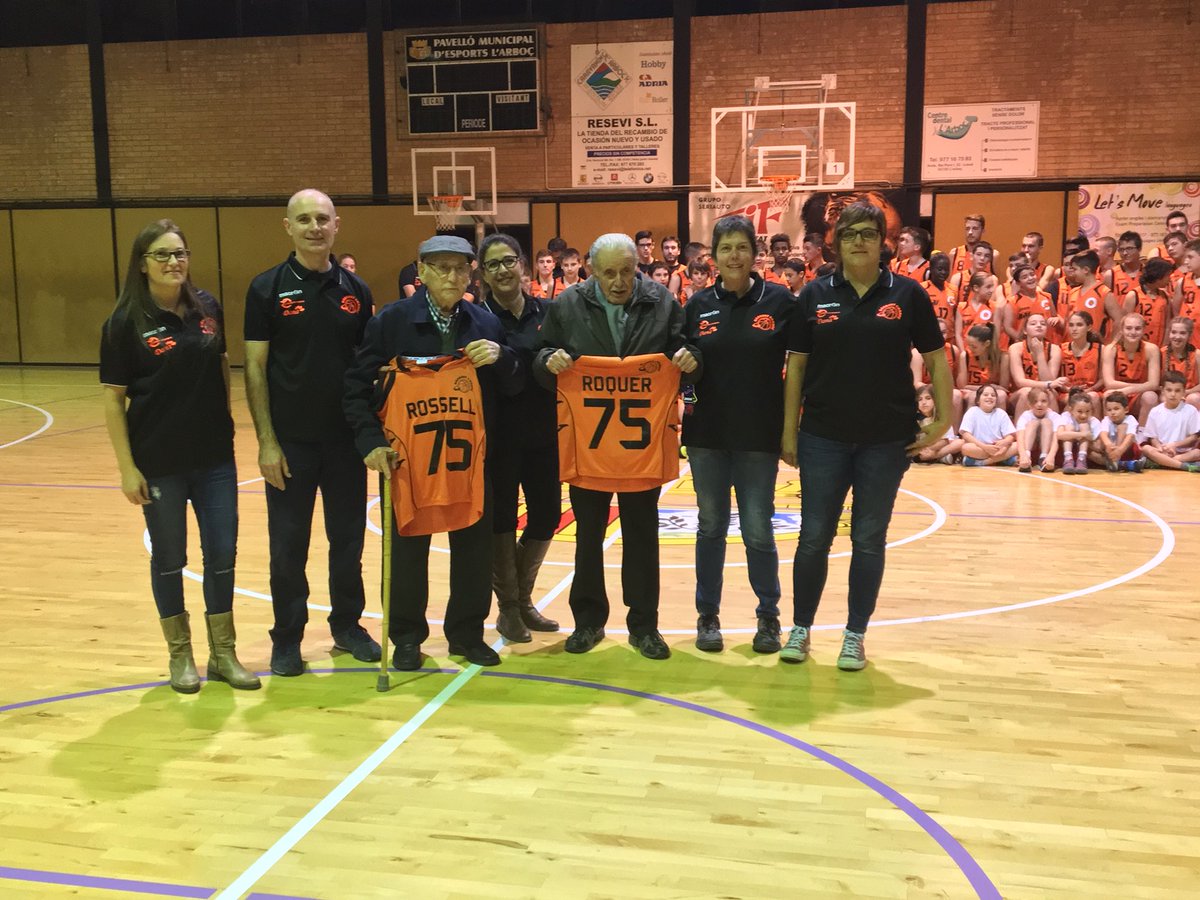 BasquetArbocenc's tweet photo. Aquest any celebrem els #75anys que es va fundar el nostre club. #Rosell i #Roquer van disputar el primer partit de la història del club. Avui ells també hi son presents @basquetcatala @FCBQ https://t.co/ABgqJQi0he