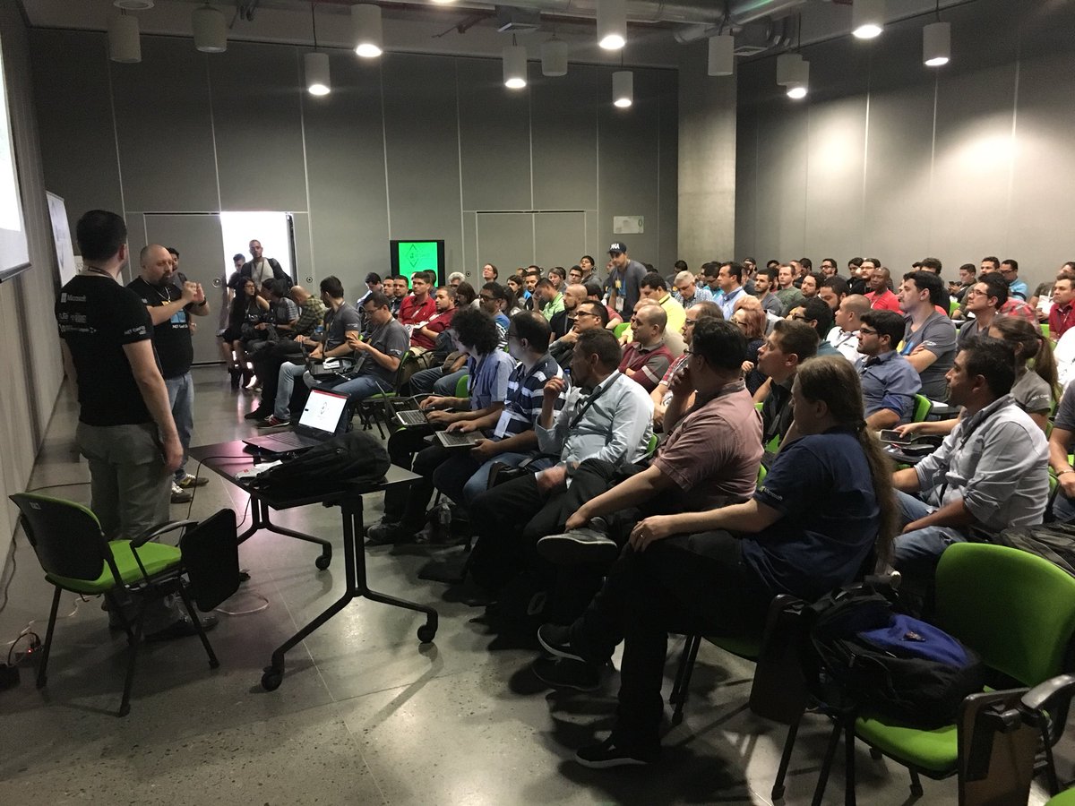 NETConfCO's tweet photo. Casa llena para @WillyDevNET y Freddy Angarita con Inteligencia Artificial y SQL Server 2017 #NETConfCO https://t.co/fM2tsi6uOP