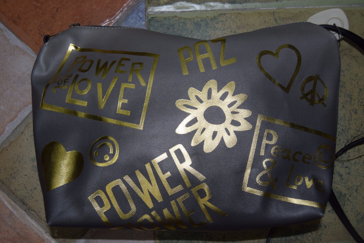 Hoy, me he" autocomprado" La Paz y La Guerra.
Es viernes me toca GUERRA ♥♥♥
#bolsos #tienda #supermono