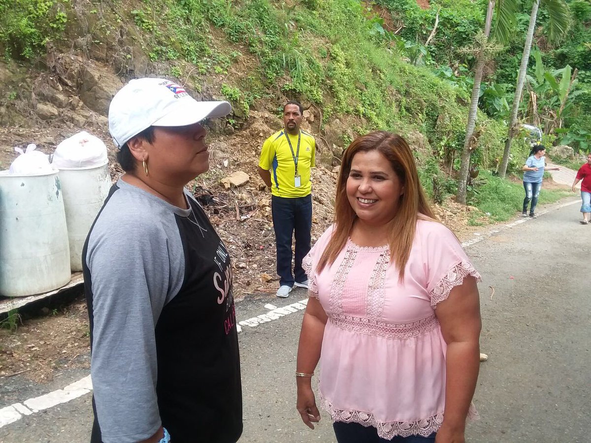 jackierodrz25's tweet photo. [Hoy] En contacto con mi gente!!! Llevando suministros de comida y agua a #Collores de Juana Díaz 💙 @CorazonDPueblo1 @CamaraConPR @BeatrizRossello https://t.co/WuX1wT3X5b