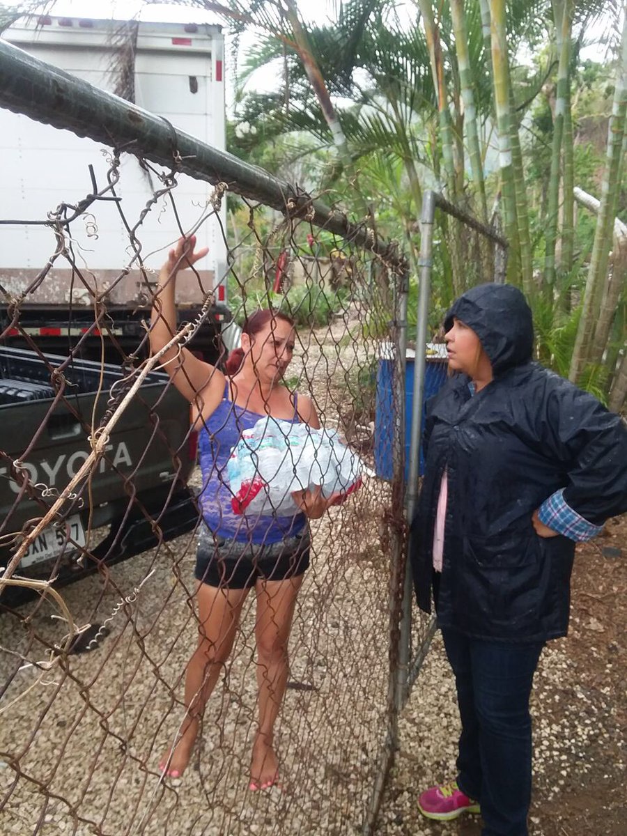 jackierodrz25's tweet photo. [Hoy] En contacto con mi gente!!! Llevando suministros de comida y agua a #Collores de Juana Díaz 💙 @CorazonDPueblo1 @CamaraConPR @BeatrizRossello https://t.co/WuX1wT3X5b