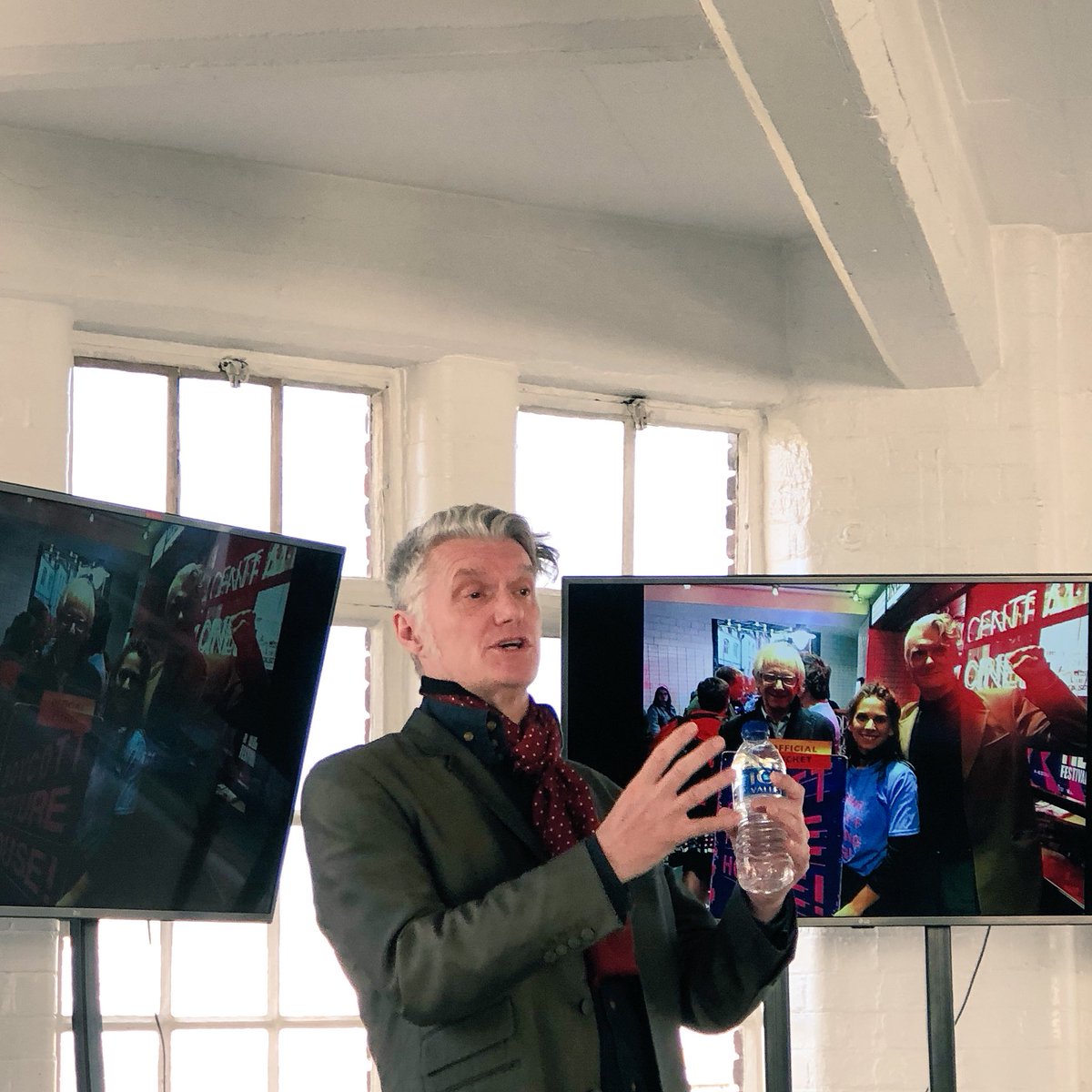 jacksonian's tweet photo. Surreal. A morning about space travel, an afternoon hearing Dunstan from Chumbawamba #CSlondon today. #igetknockeddown #shootersforchumbawamba https://t.co/VRB4ZpW8bt