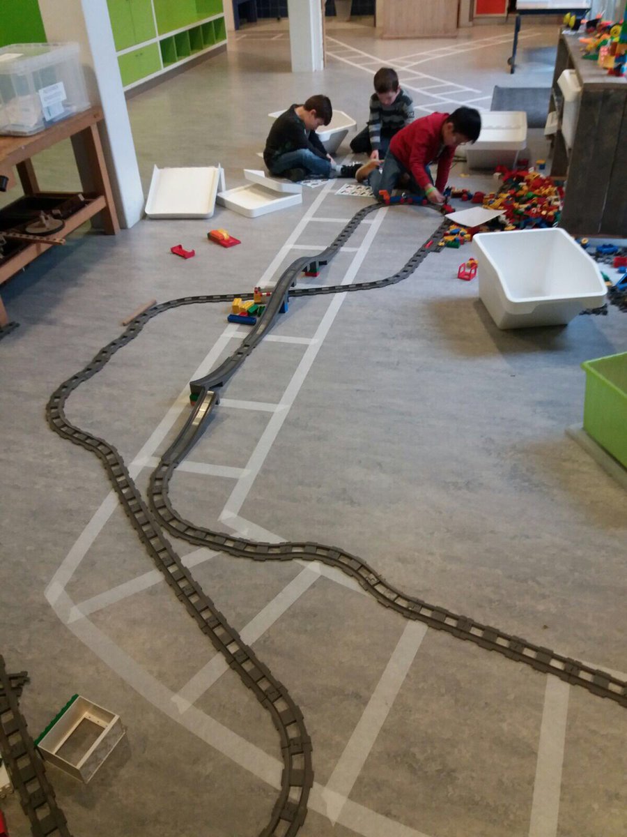 CBSVlinderboom's tweet photo. Thema vervoer inspireert en al die indrukken, hard werken en reizen maken soms wel moe. Spelen en voldaan in slaap vallen #genieten bij groep 1/2 https://t.co/Z5rzKMOAJy