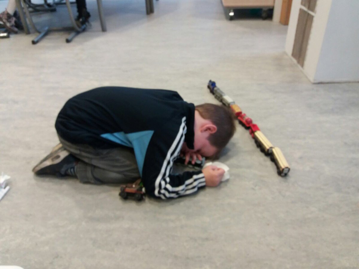 Thema vervoer inspireert en al die indrukken, hard werken en reizen maken soms wel moe. Spelen en voldaan in slaap vallen #genieten bij groep 1/2