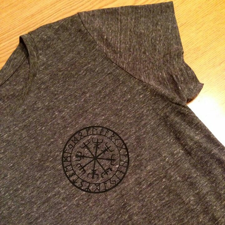 SymbolicMag's tweet photo. Chic@s, en el perfil oficial de nuestra revista en Instagram estamos realizando un sorteo de una camiseta personalizada de Symbolic. Las reglas para participar son muy sencillas. No dudéis en pasaros. https://t.co/sTKUZOAQtE https://t.co/VNl96JZCPC
