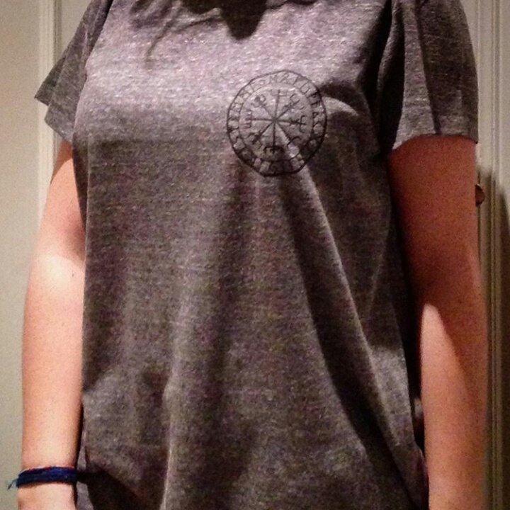 SymbolicMag's tweet photo. Chic@s, en el perfil oficial de nuestra revista en Instagram estamos realizando un sorteo de una camiseta personalizada de Symbolic. Las reglas para participar son muy sencillas. No dudéis en pasaros. https://t.co/sTKUZOAQtE https://t.co/VNl96JZCPC